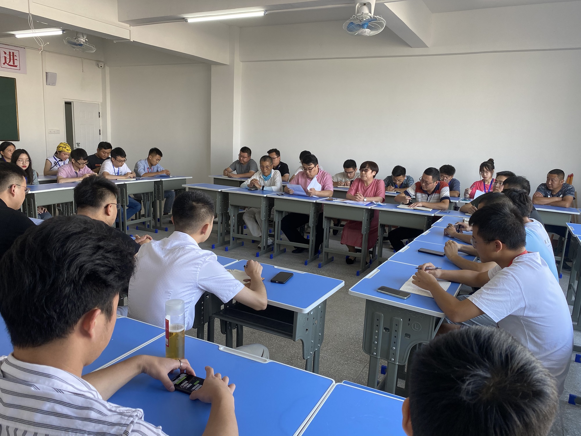 咸宁振宁技工学校教师节教师座谈会(图1)