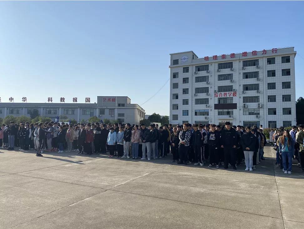 牢筑安全防线 防患胜于救灾——振宁技工学校消防演练(图2)