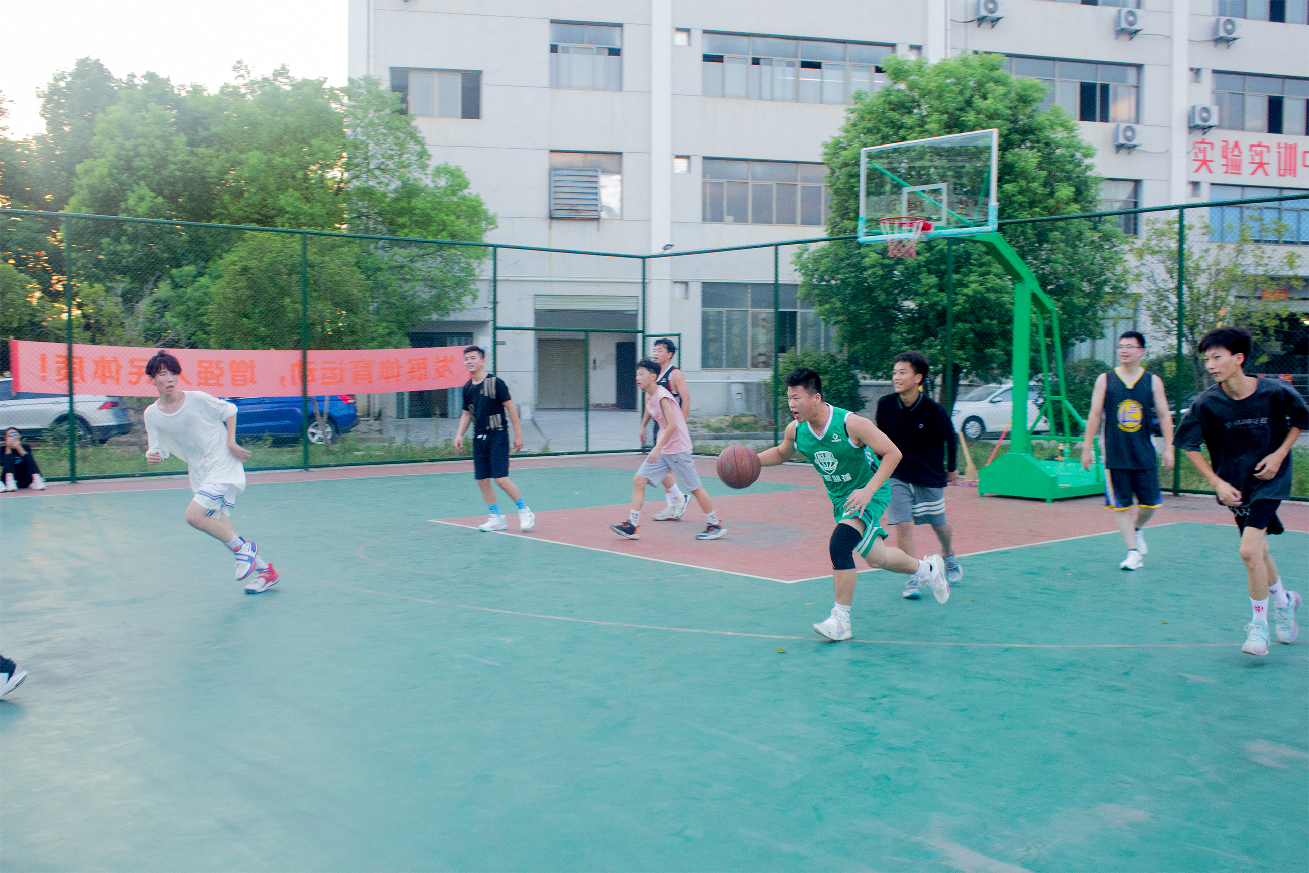 友谊第一，比赛第二！师生篮球友谊赛(图4)