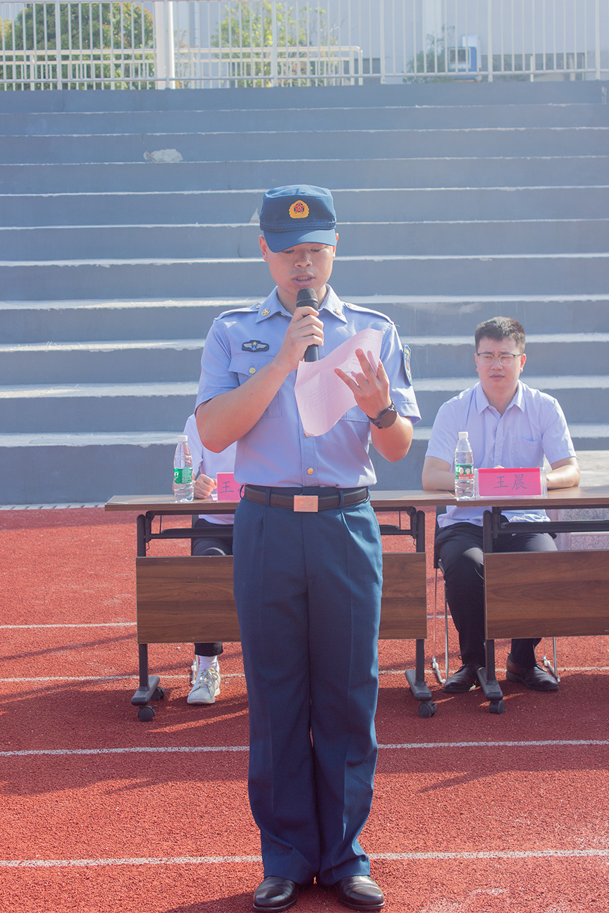 鹏程万里今朝始 青春逐梦正当时 | 振宁技工学校2022级新生军训开营仪式(图4)