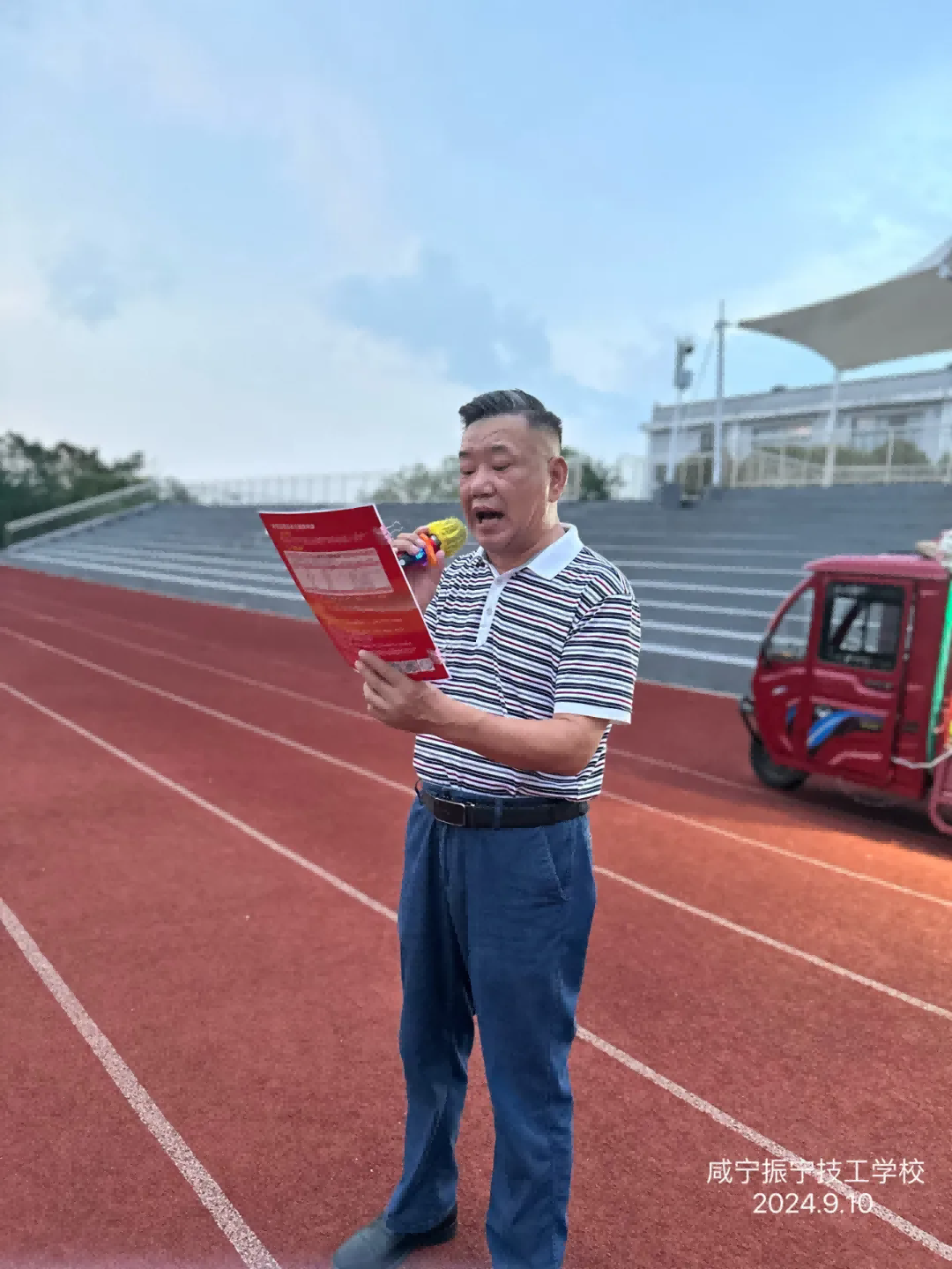 秋风送爽，丹桂飘香——咸宁振宁技工学校全体师生欢聚一堂，参加庆祝教师节暨迎中秋感恩的心主题活动。(图5)