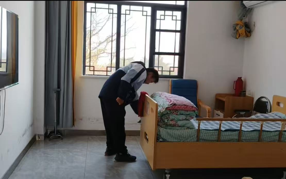 青春暖夕阳 誓言映初心——咸宁振宁技工学校25级新团员敬老践诺显担当(图6)