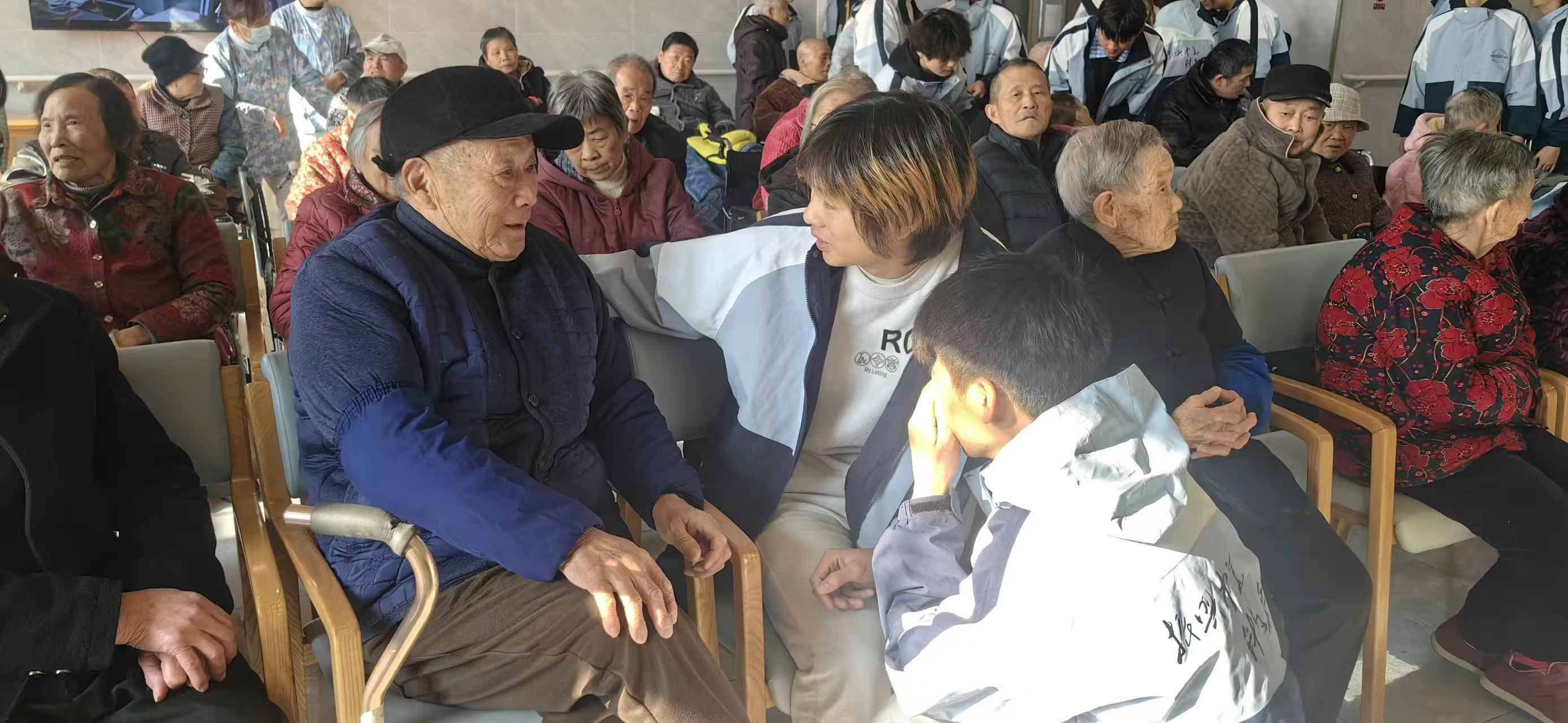青春暖夕阳 誓言映初心——咸宁振宁技工学校25级新团员敬老践诺显担当(图15)
