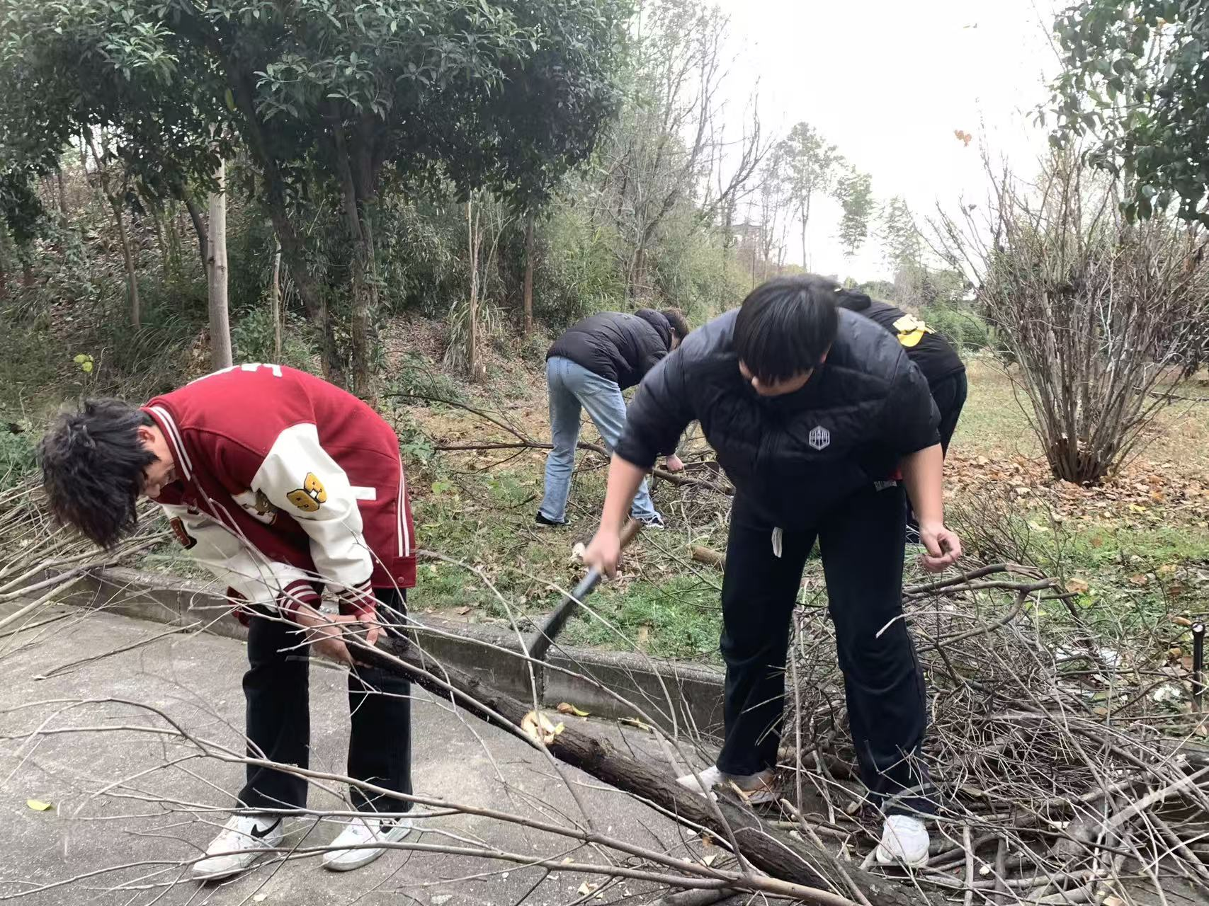 饺香暖寒冬 劳动育初心——咸宁振宁技工学校冬至师生包饺子活动圆满举行(图2)