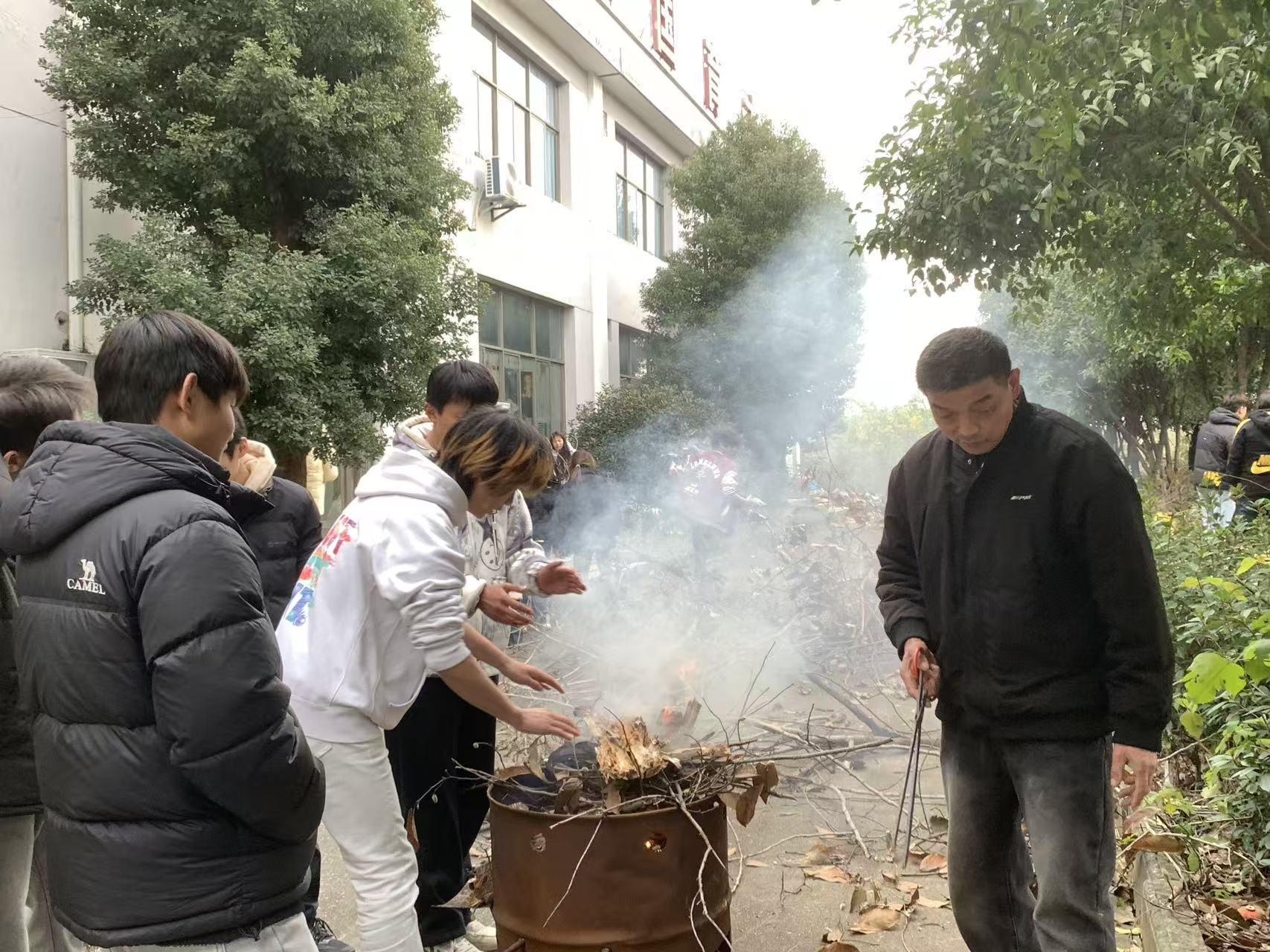 饺香暖寒冬 劳动育初心——咸宁振宁技工学校冬至师生包饺子活动圆满举行(图4)