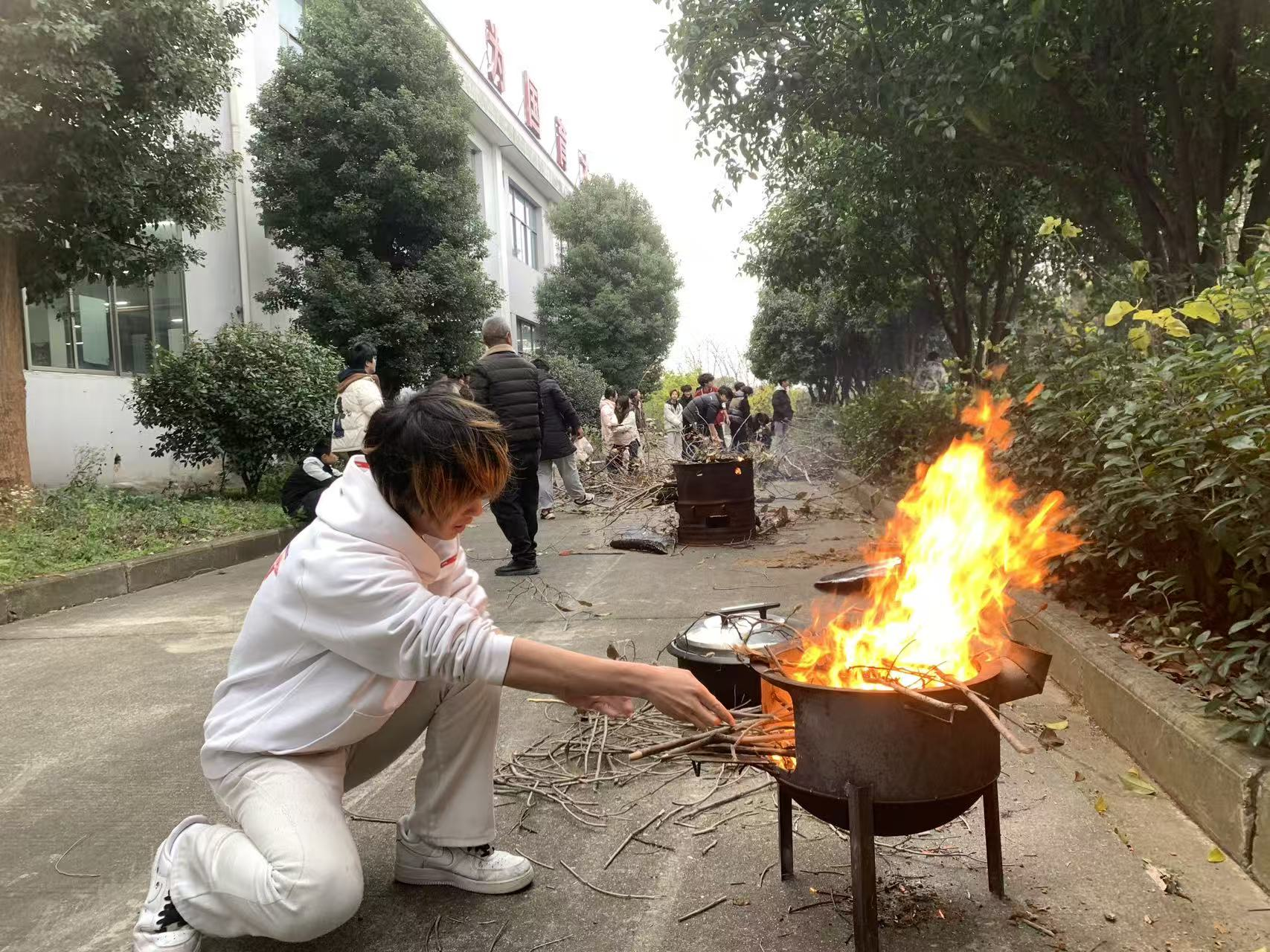 饺香暖寒冬 劳动育初心——咸宁振宁技工学校冬至师生包饺子活动圆满举行(图5)