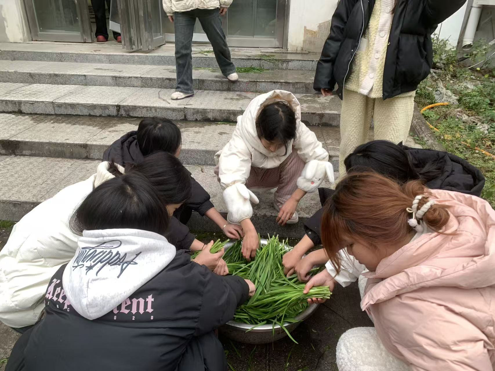 饺香暖寒冬 劳动育初心——咸宁振宁技工学校冬至师生包饺子活动圆满举行(图6)
