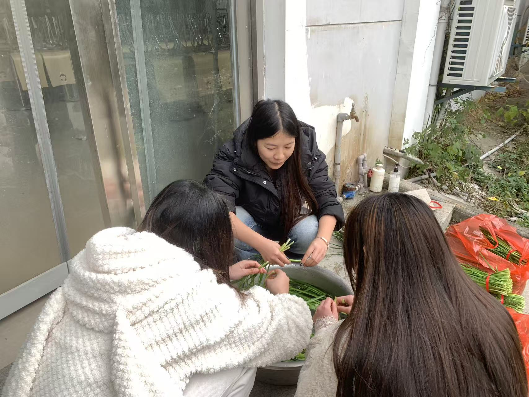 饺香暖寒冬 劳动育初心——咸宁振宁技工学校冬至师生包饺子活动圆满举行(图7)