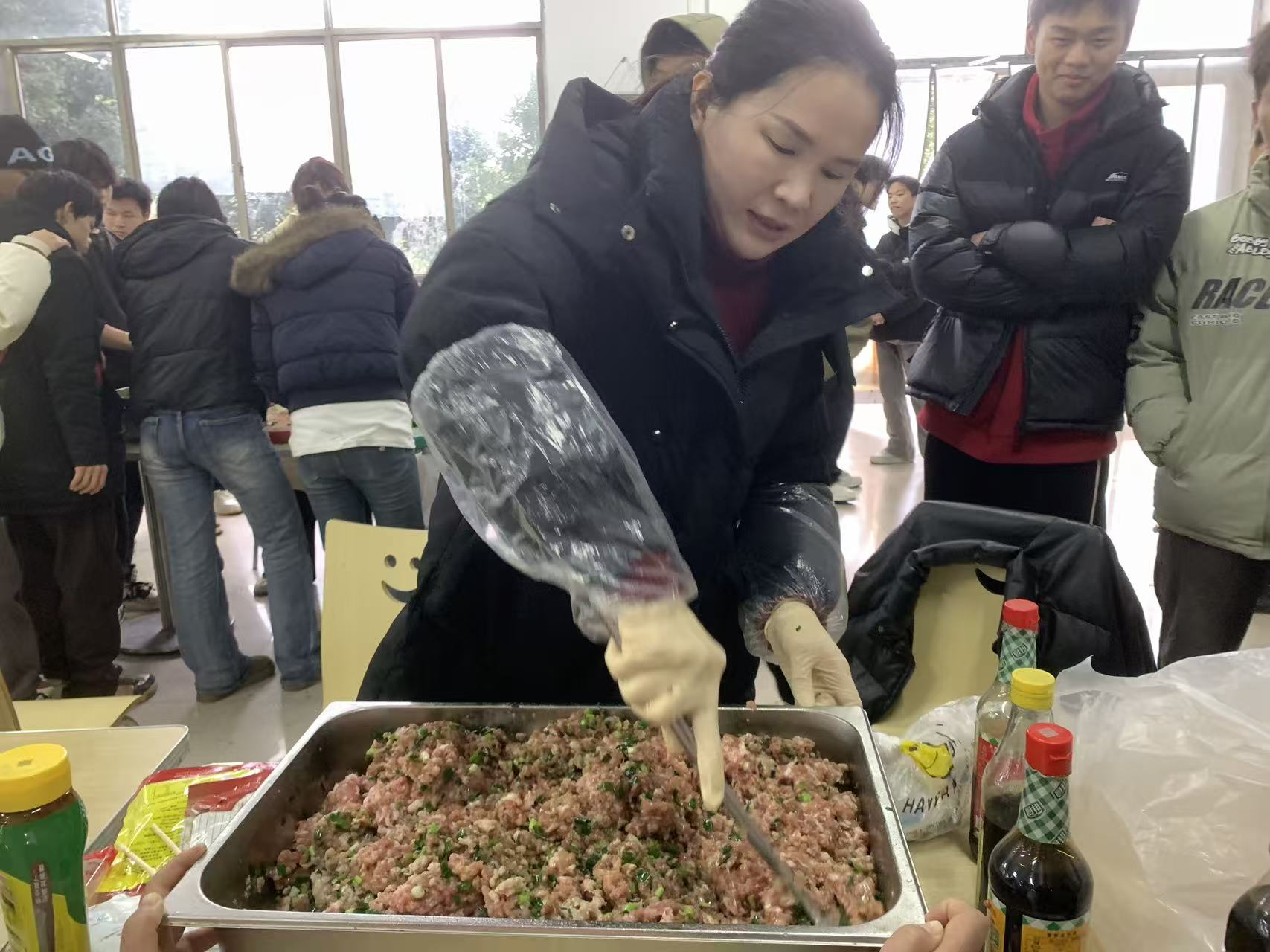 饺香暖寒冬 劳动育初心——咸宁振宁技工学校冬至师生包饺子活动圆满举行(图8)