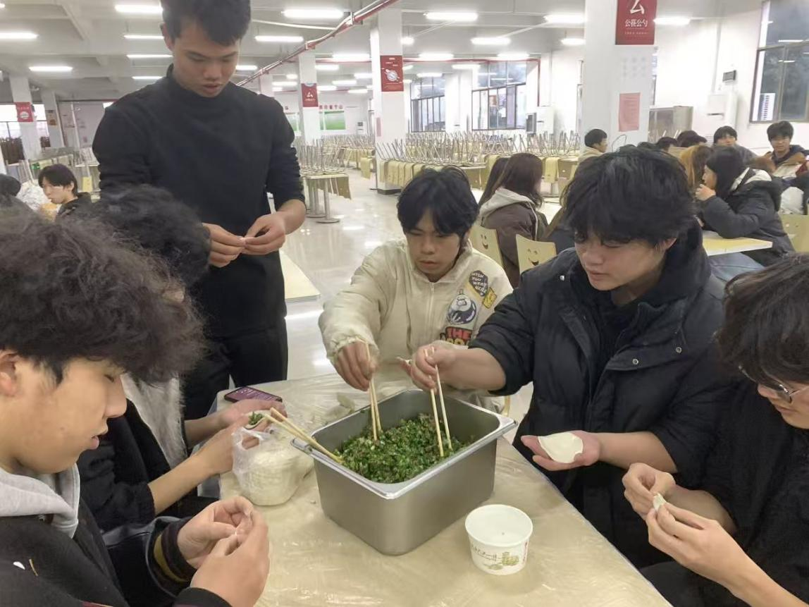 饺香暖寒冬 劳动育初心——咸宁振宁技工学校冬至师生包饺子活动圆满举行(图13)
