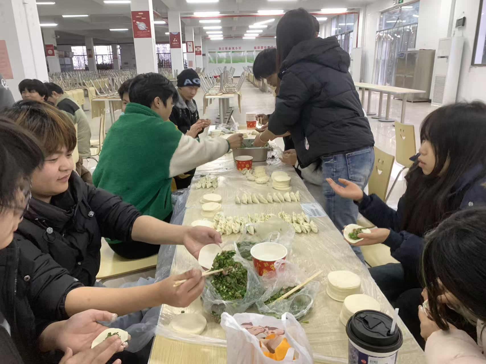 饺香暖寒冬 劳动育初心——咸宁振宁技工学校冬至师生包饺子活动圆满举行(图16)
