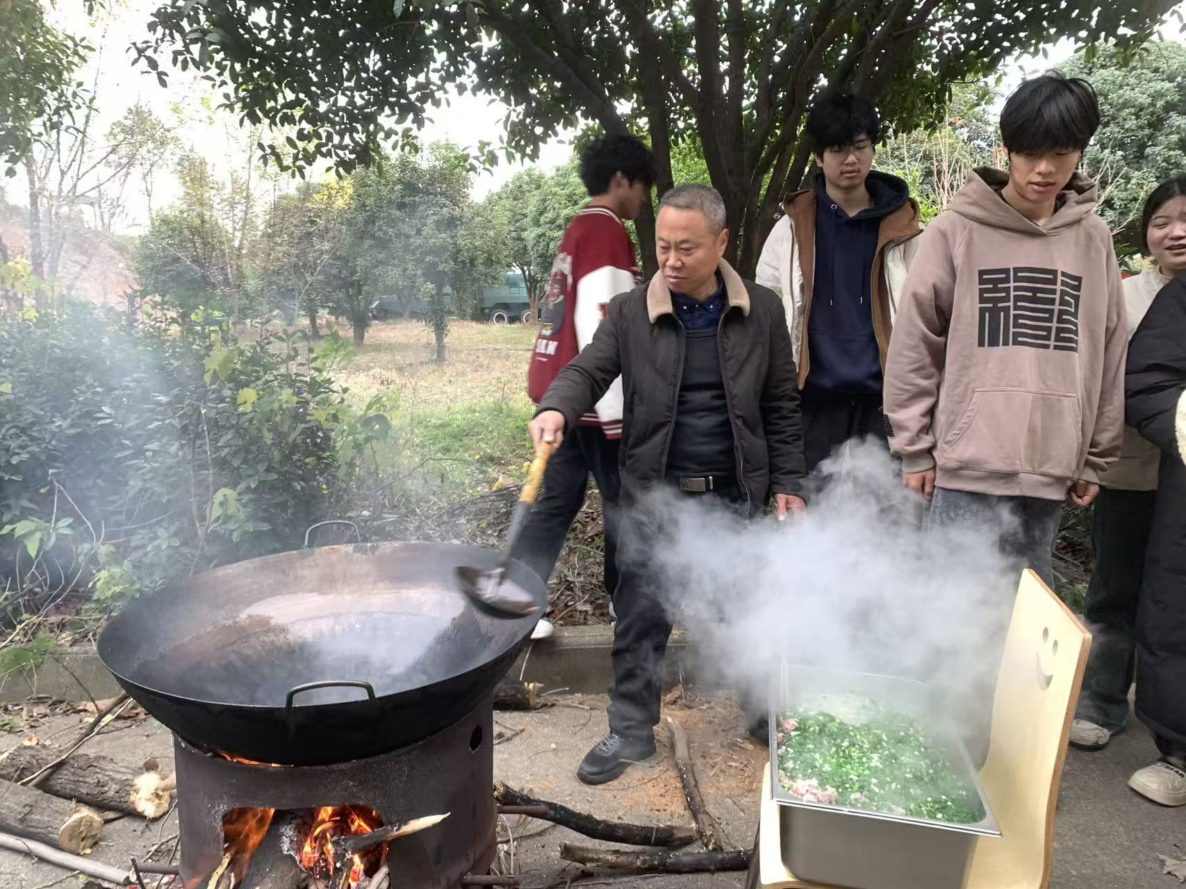 饺香暖寒冬 劳动育初心——咸宁振宁技工学校冬至师生包饺子活动圆满举行(图3)