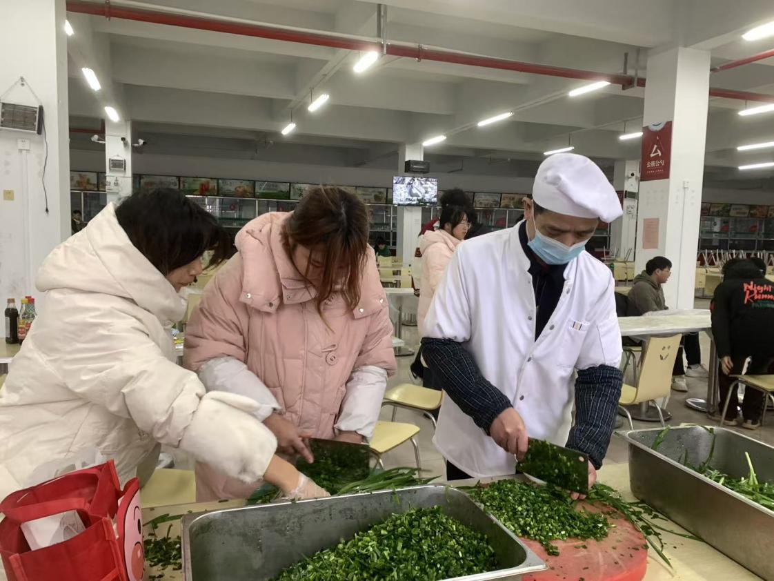 饺香暖寒冬 劳动育初心——咸宁振宁技工学校冬至师生包饺子活动圆满举行(图9)
